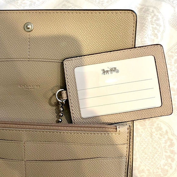 ✨ Like New Coach Wallet ✨ - Picture 3 of 4